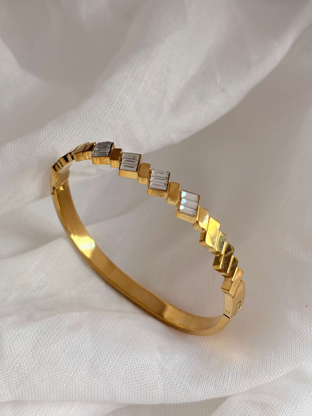 Shine Zigzag Kada | Geometric Artificial Bracelet