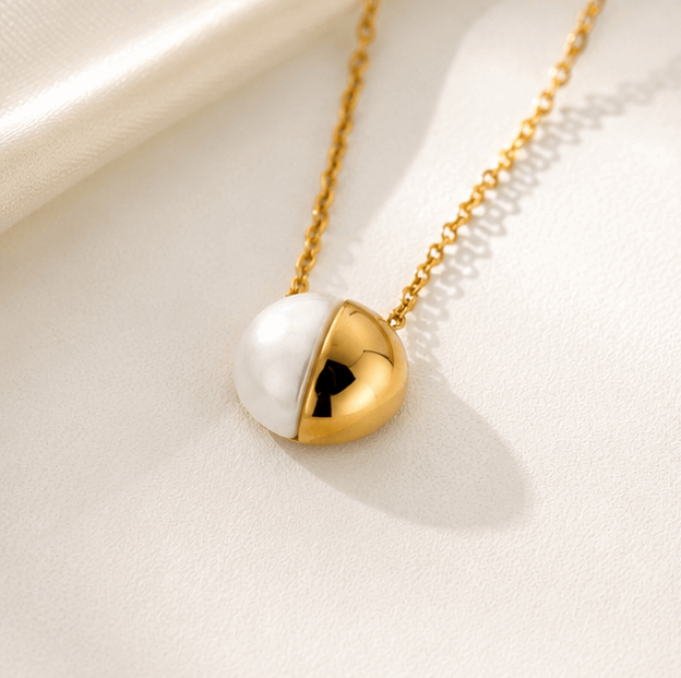 Pearly Gold Pendant Necklace