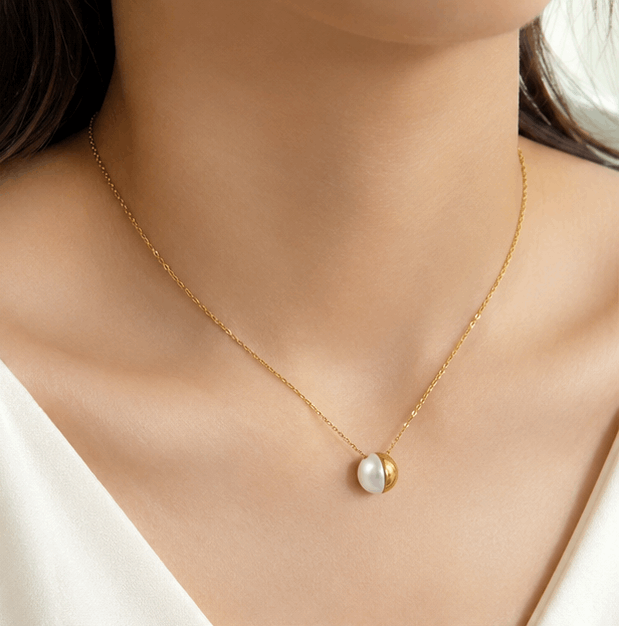 Pearly Gold Pendant Necklace