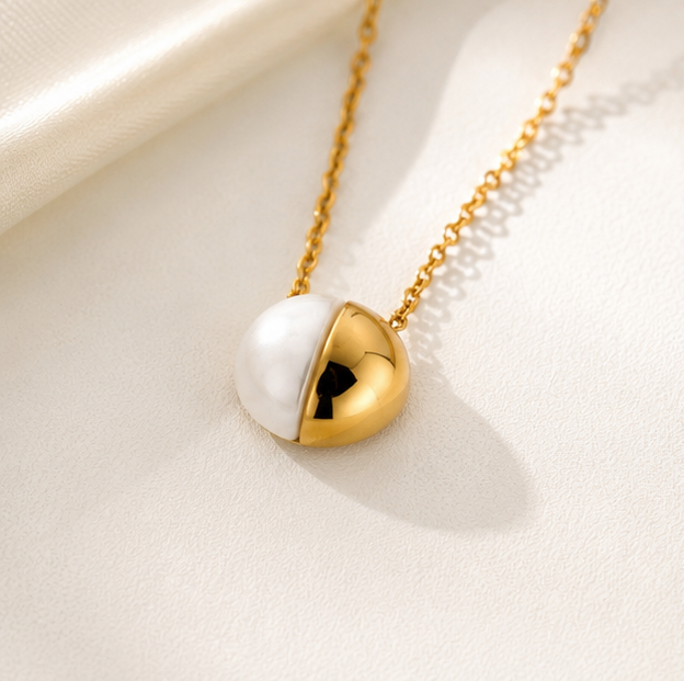 Pearly Gold Pendant Necklace