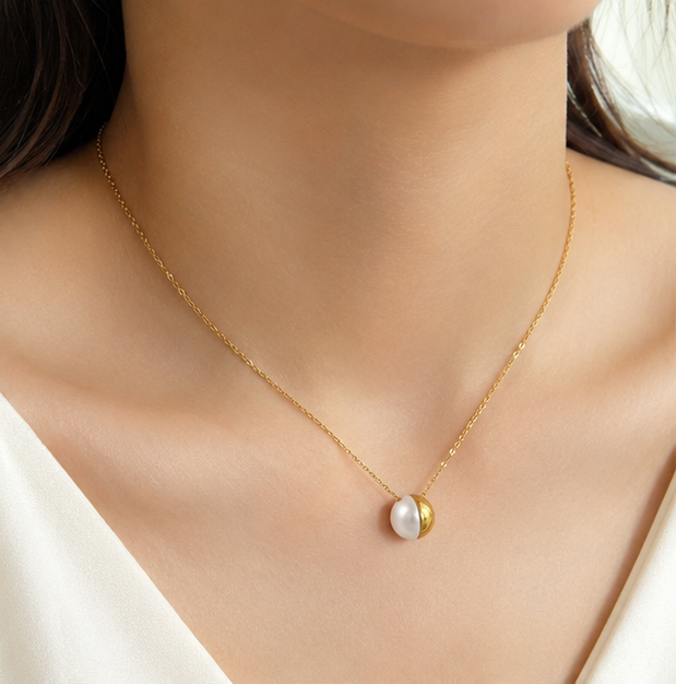 Pearly Gold Pendant Necklace